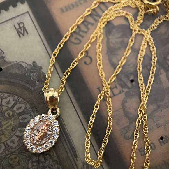 NEW 10kt solid gold Virgin Mary lady Guadalupe oval pendant necklace - Picture 2 of 7